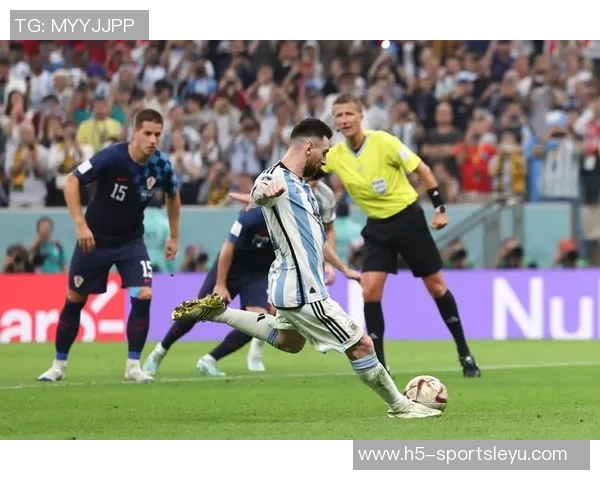 克罗斯评选历史最佳阵容梅西C罗领衔中场魔笛齐祖前锋大小罗同在